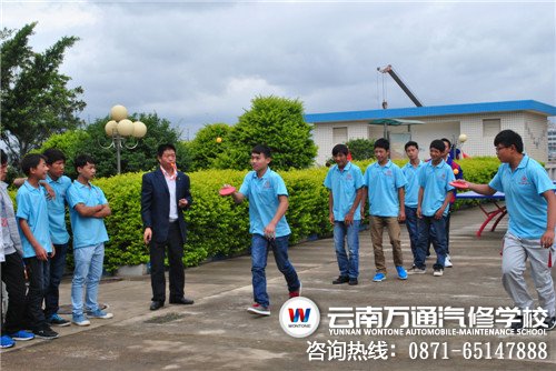 萬通學子正在進行乒乓球接力比賽