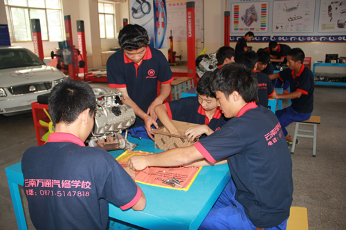 云南萬通學子刻苦學習技能