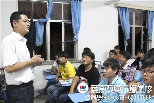 校長和新生們一起過中秋節