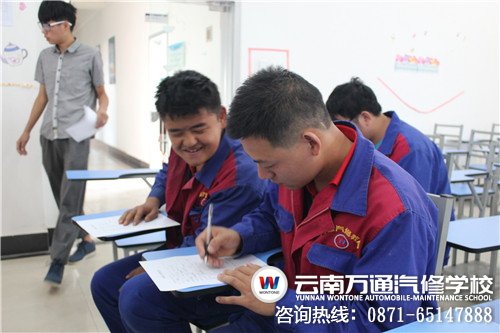 學生們在填求職表