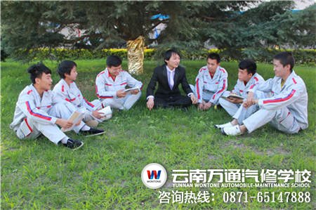 云南萬通汽修學校張老師課后與學生談心，及時了解學生情況