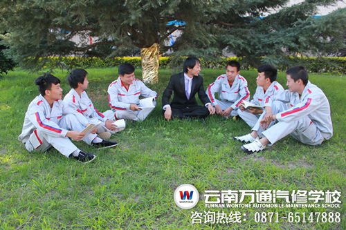 下午休息時間，云南萬通班主任老師正在和同學們聊得熱火朝天