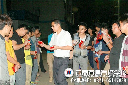 校長一行來到球場 親自為學生分發月餅