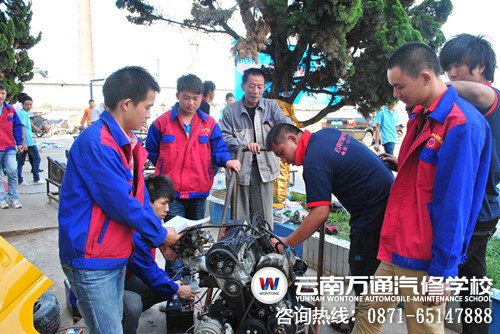 實訓課上，萬通名師計老師正在上發動機拆裝課程
