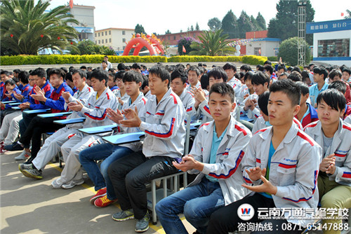 認真聽校長講話的云南萬通汽修學校新生學子.jpg