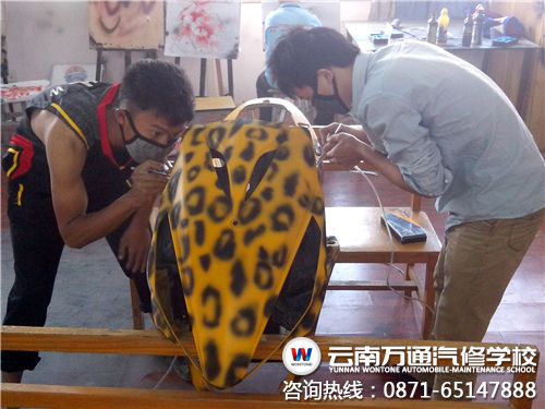 正在專注于彩繪工作的黃、李兩位同學.jpg