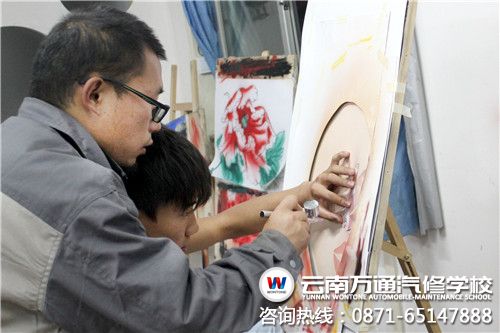 正在專心指導學生的羅老師.jpg