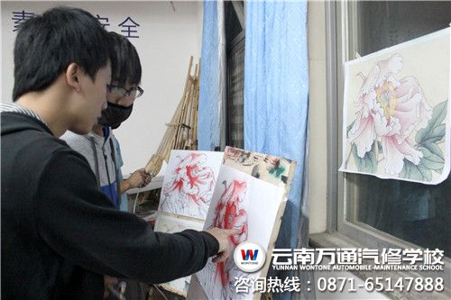 黃文楊同學幫助同學指出其中的不足.jpg