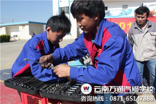 比賽中，王正勇（右）與隊友分工合作，沉著應戰.jpg