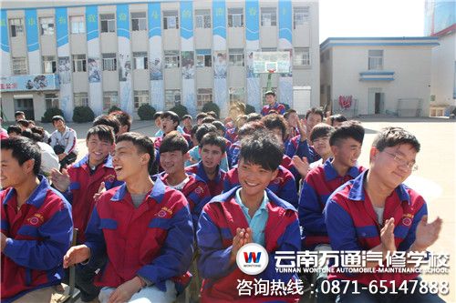 觀賽同學為王正勇隊的出色表現鼓掌.jpg