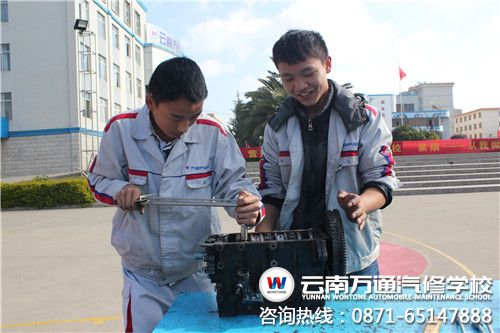 發(fā)動機拆裝馬上完成，參賽同學臉上露出滿意的笑容.jpg