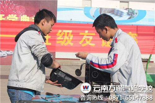 拆開發(fā)動機后，兩位同學馬上拆內(nèi)部零件.jpg