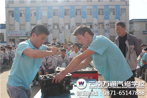 和潤祥同學（左）用力扭緊螺絲_副本.jpg