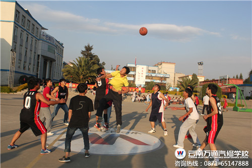比賽開始，比賽雙方開始搶球選場地.jpg