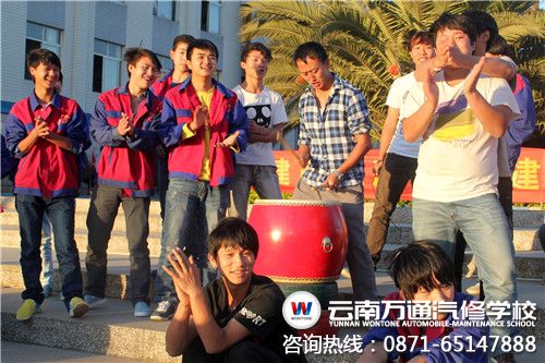 學生管理部陸主管親自上陣擂鼓助威.jpg