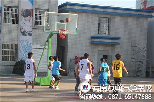 賽場上，參賽隊員團結協作.jpg