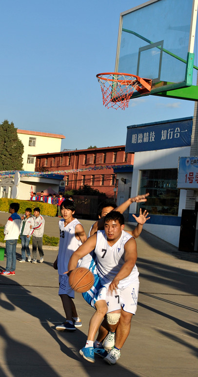奮力護(hù)住籃球.jpg