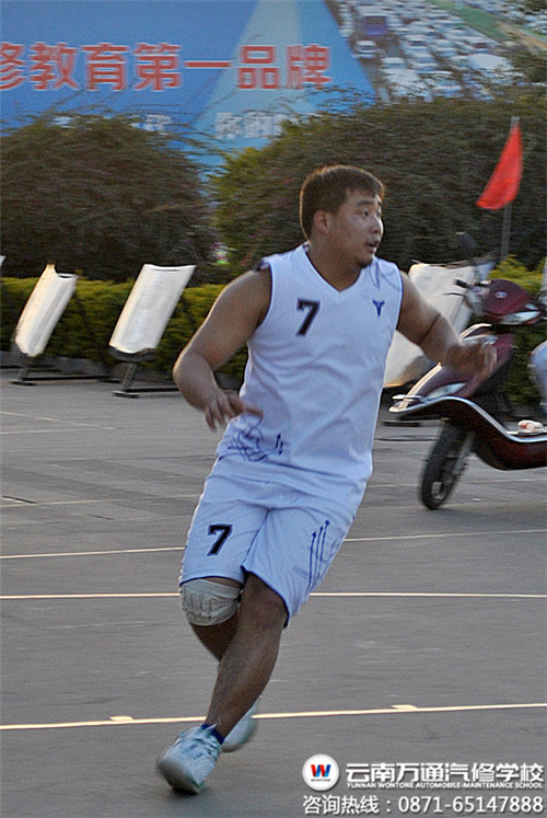 雖然受傷了，球場上的他依然健步如飛.jpg