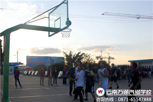 球場上，熱情洋溢的熊飛鵬.jpg