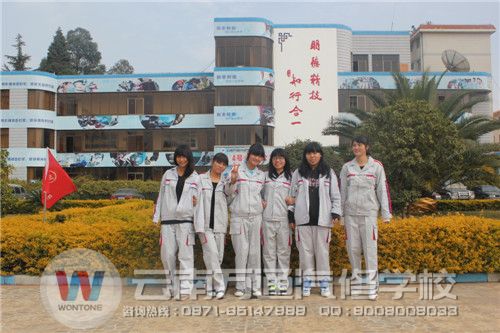 和同學一起合影，周云總不會忘記賣萌.jpg