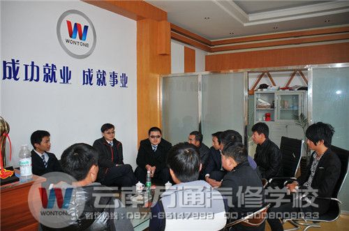 學(xué)生們積極與昆明迪鑫汽車有限公司負(fù)責(zé)人交流.jpg