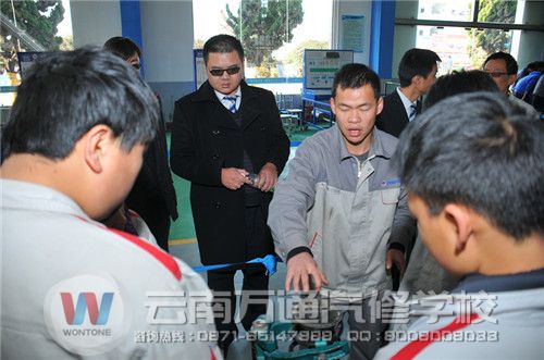 昆明迪鑫汽車貿(mào)易有限公司到我校實(shí)訓(xùn)大廳參觀