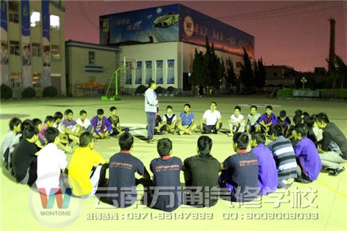中秋節(jié)晚會上 呂榮斌一展歌喉，從此名聲大震.jpg