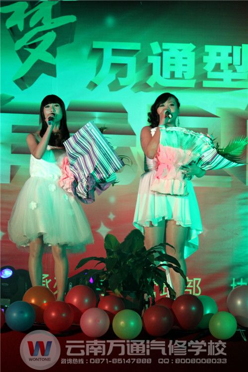 元旦晚會上，主持人周云（右）深情獻歌