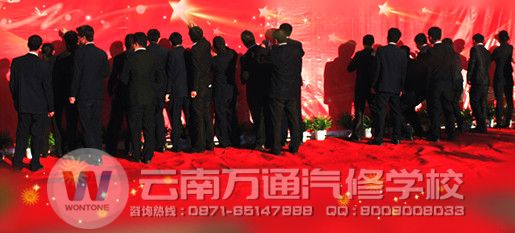 云南萬通全體老師在心愿墻寫下自己的心愿