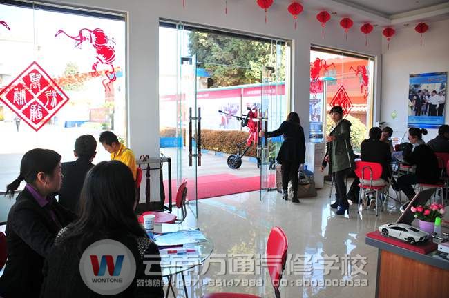 職業(yè)咨詢師在耐心講解.JPG