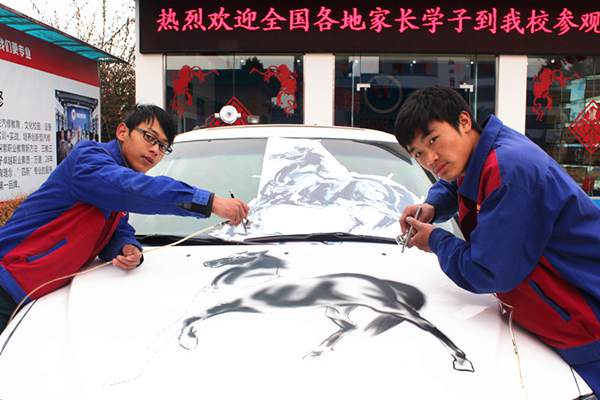 中專1202班的王昱同學和普中仙同學在彩噴的“駿馬圖”.jpg
