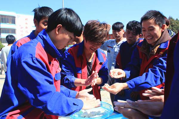包湯圓比賽的同學們.jpg