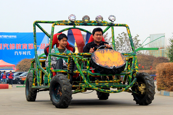 　　家長帶孩子體驗“夢想之車”.jpg