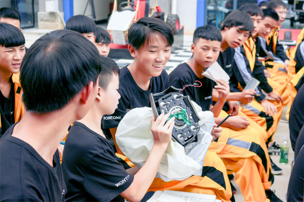 安全氣囊現(xiàn)場引爆之后，現(xiàn)場小伙伴觀察工作原理.jpg