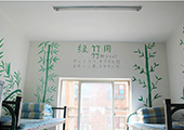 學生們團隊合作，用自己的雙手打造出一個個精美的宿舍，成為云南萬通汽修學校的一道亮麗景點