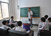 小組為了集思廣益，有加入幾個比較有想法和創想思維的同學，激烈的討論與學術的研究在這個小小工作室展開了。也是大腳車開始的第一步，圖為討論與制作方案