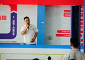 同學(xué)在講座期間遇到很多問(wèn)題無(wú)法解決，就業(yè)辦楊老師了解到情況后，邀請(qǐng)范總為大專班所有同學(xué)解決。圖為范總正在為同學(xué)解決疑問(wèn)