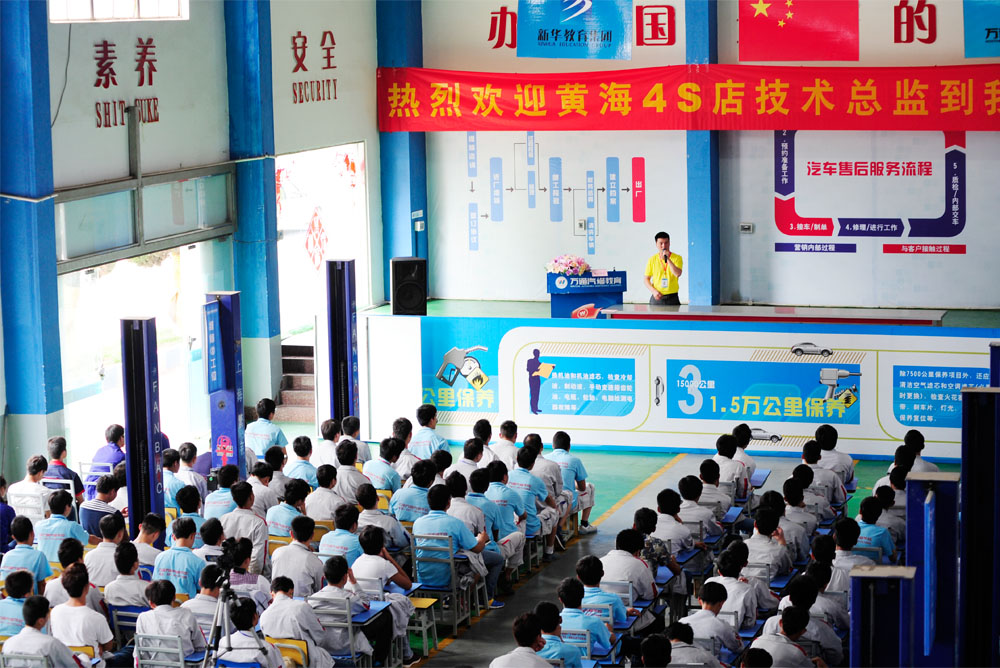 今天云南萬(wàn)通汽修學(xué)校針對(duì)大專班學(xué)生開(kāi)設(shè)了就業(yè)指導(dǎo)大型講座，由云南黃海4S店技術(shù)總監(jiān)與銷售經(jīng)理為萬(wàn)通學(xué)子進(jìn)行指導(dǎo)  （攝影.文字/楊宇）