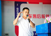 范總監(jiān)用自己的親身經(jīng)歷為大家引路，圖為范總在跟學(xué)生們分享工作當(dāng)中可能會(huì)遇到的問(wèn)題及應(yīng)對(duì)方法。