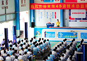 今天云南萬(wàn)通汽修學(xué)校針對(duì)大專班學(xué)生開(kāi)設(shè)了就業(yè)指導(dǎo)大型講座，由云南黃海4S店技術(shù)總監(jiān)與銷售經(jīng)理為萬(wàn)通學(xué)子進(jìn)行指導(dǎo)  （攝影.文字/楊宇）