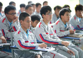 圖為現(xiàn)場同學(xué)們正認(rèn)真聽就業(yè)講座