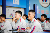 萬通學子聽取技術總監講述自己的汽修經歷格外感興趣