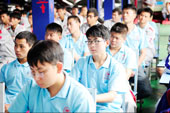 萬通學子聽取技術總監講述自己的汽修經歷格外感興趣