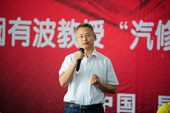 跟隨大師一起同行的企業(yè)老總也講述了自己企業(yè)的歷史與訣竅，來鼓勵萬通學(xué)子成功與否完全取決自己