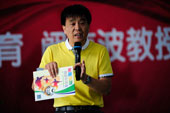著名汽修大師闞有波送給萬通學(xué)子一盤2014年世界杯冠軍球隊德國的成長光碟，借此鼓勵所有學(xué)子應(yīng)該腳踏實地的努力，為成功的腳步前進。