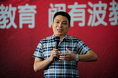 跟隨大師一起同行的企業(yè)老總也講述了自己企業(yè)的歷史與訣竅，來鼓勵萬通學(xué)子成功與否完全取決自己