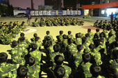 只要誰表演節(jié)目有一點拖拉，每個方隊的同學(xué)都說出：“12345我們等的好辛苦，1234567我們等的好傷心。”