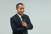 加拿大海歸老總到我校與學(xué)生們近距離交流，讓同學(xué)感受到國外的汽修行情，拓寬學(xué)生們的視野。