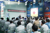 加拿大海歸老總到我校與學(xué)生們近距離交流，讓同學(xué)感受到國外的汽修行情，拓寬學(xué)生們的視野。