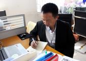 認真備教案的張耀煌老師。